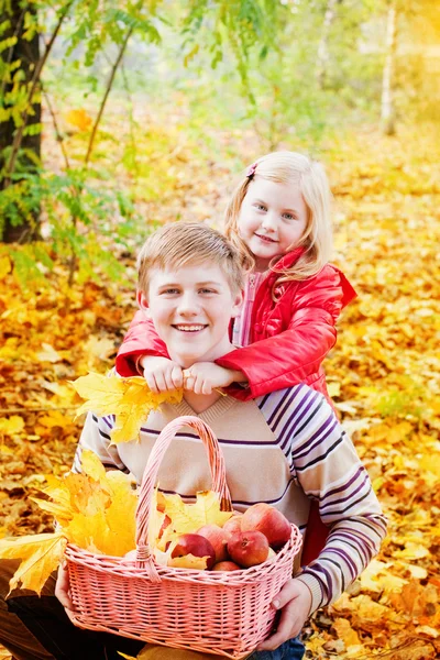 Hermano y hermana en el jardín de otoño —  Fotos de Stock