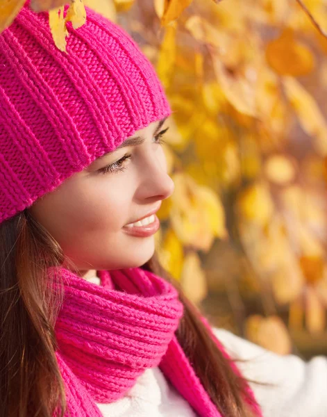 Gyönyörű lány őszi parkban — Stock Fotó