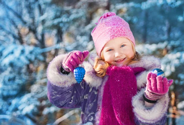 Krásná dívka v zimním parku — Stock fotografie