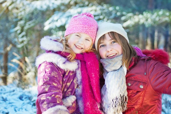 Zwei Mädchen im Winterwald — Stockfoto