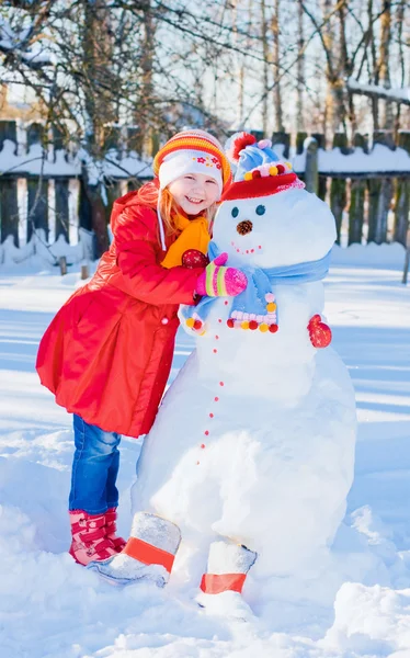 Сніговик і молода дівчина — стокове фото