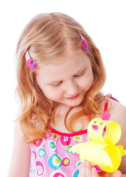 Sorria menina com frango de um papel isolado em branco — Fotografia de Stock