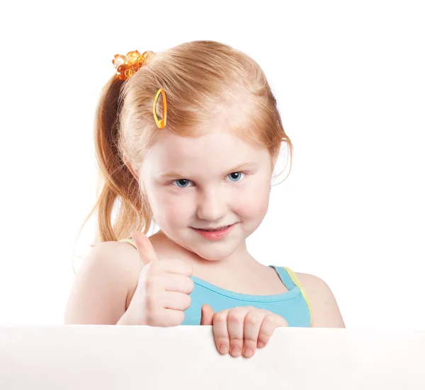 Menina sorridente segurando folha branca de um papel, isolado em branco — Fotografia de Stock