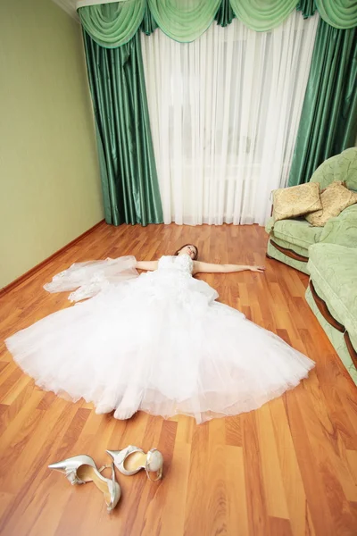 Невеста в закрытом помещении — стоковое фото