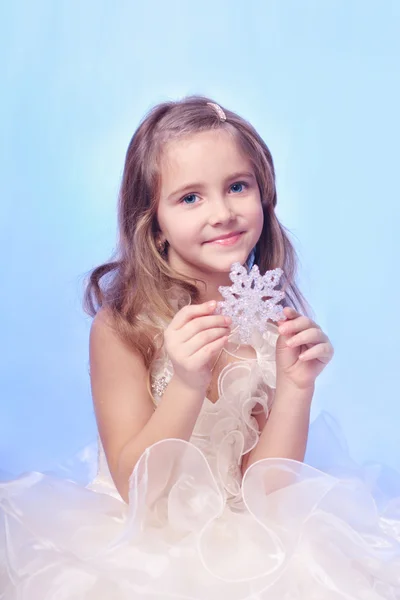 Menina bonita no fundo azul — Fotografia de Stock