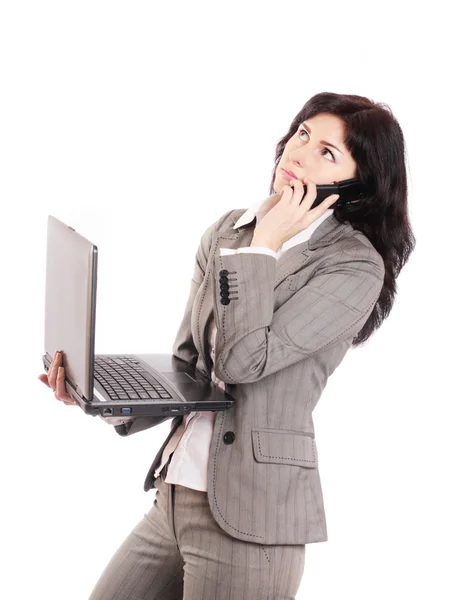 Mujer hablando en el móvil usando el portátil, sobre respaldo blanco —  Fotos de Stock
