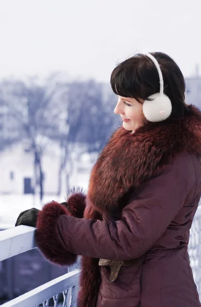 Kvinna utomhus på vintern — Stockfoto