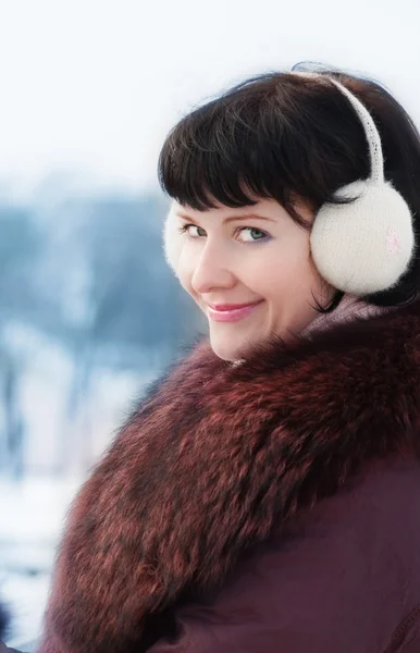 Kvinna utomhus på vintern — Stockfoto