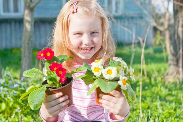 Girl with flowers outdoor — Stock Photo, Image