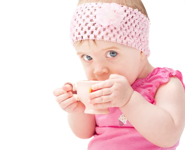 Beyaz izole kupa ile küçük kız — Stok fotoğraf