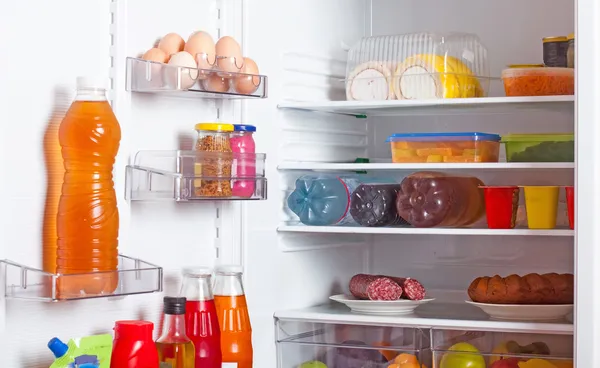 Hűtőszekrény étellel — Stock Fotó