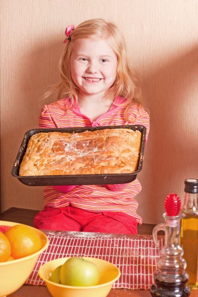 Kislány a konyhában. — Stock Fotó