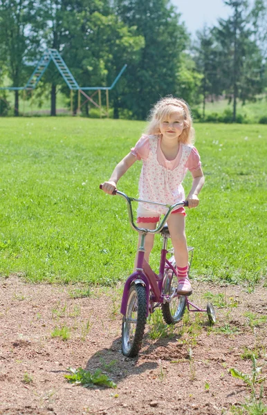 Bambina in bicicletta all'aperto — Foto Stock