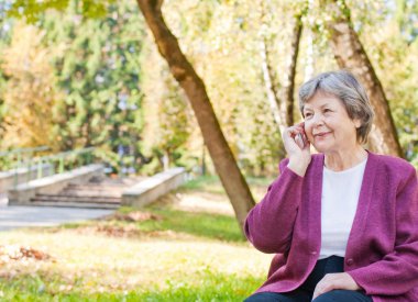 yaşlı kadın ile telefon sonbahar Park