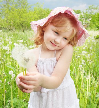 dandelions ile küçük kız