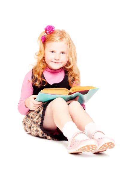 Petite fille lisant un livre — Photo