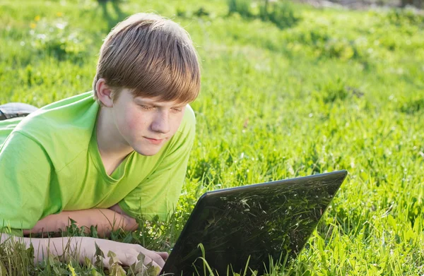 Мальчик с ноутбуком — стоковое фото