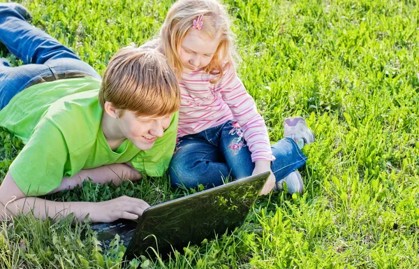 Kinderen met laptop — Stockfoto