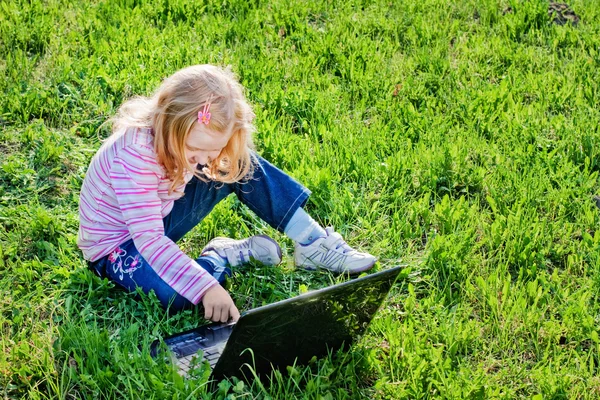 Дівчинка з ноутбуком — стокове фото