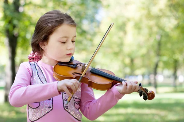 Ragazza con violino all'aperto — Foto Stock