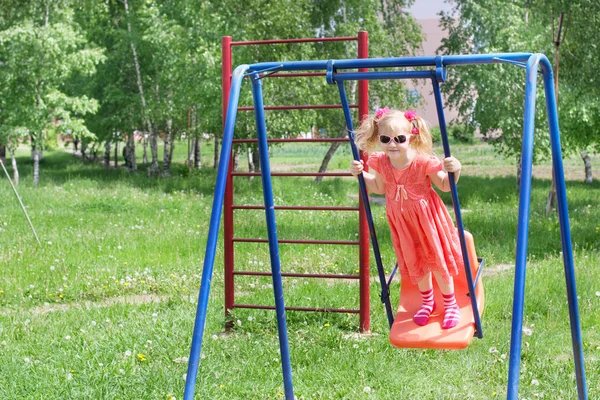 스윙하는 행복 한 어린 소녀 — 스톡 사진