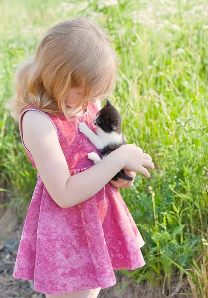 Маленькая девочка с котом — стоковое фото