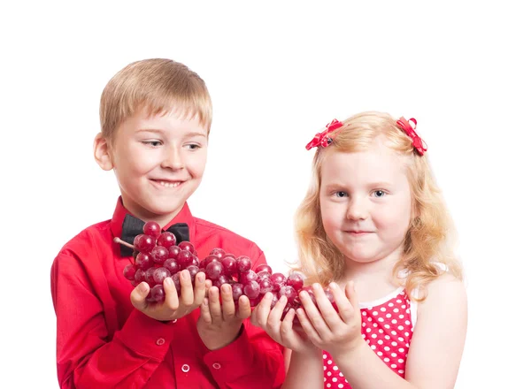 Kinderen met druiven — Stockfoto