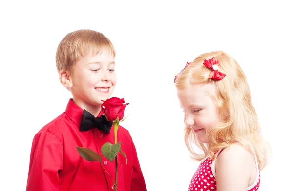 Glückliches Mädchen und Junge isoliert auf weißem Hintergrund — Stockfoto