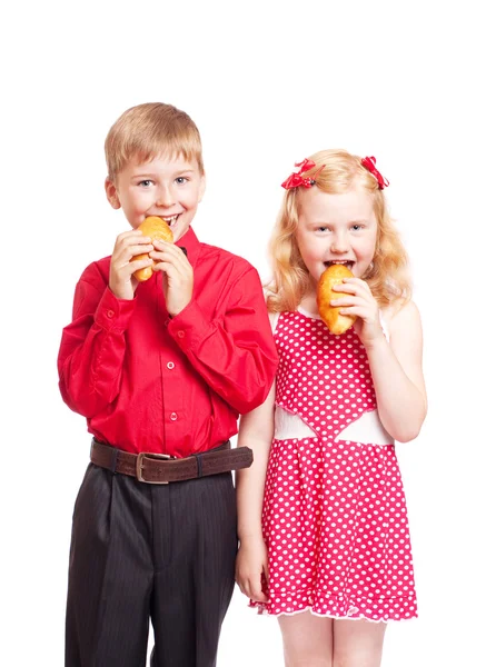 Bambini con cibo isolato su bianco — Foto Stock