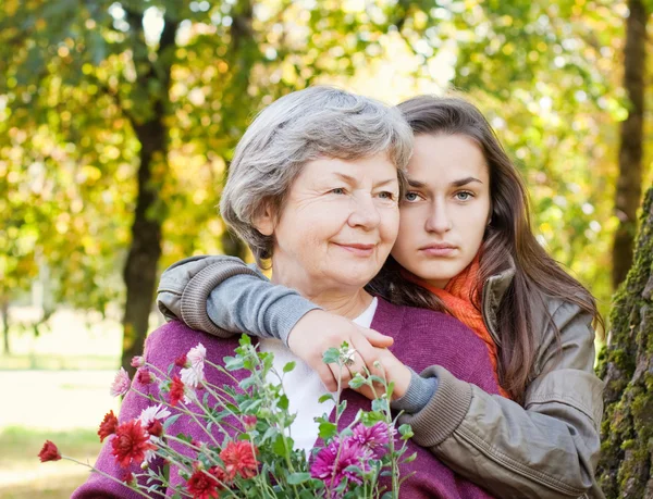 Девушка с бабушкой в осеннем парке — стоковое фото
