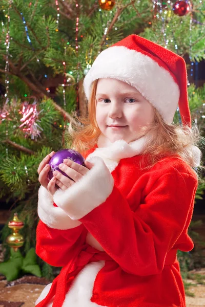 Bambina su sfondo albero di Natale — Foto Stock
