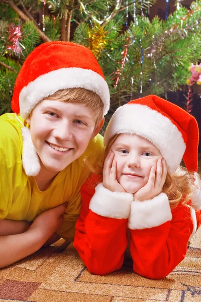 Crianças no fundo árvore de Natal — Fotografia de Stock