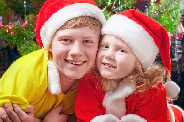 Děti na pozadí vánoční stromeček — Stock fotografie