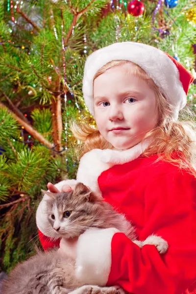 Kleines Mädchen auf dem Hintergrund Weihnachtsbaum — Stockfoto