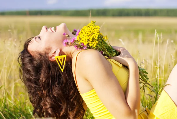 Bella ragazza all'aperto — Foto Stock