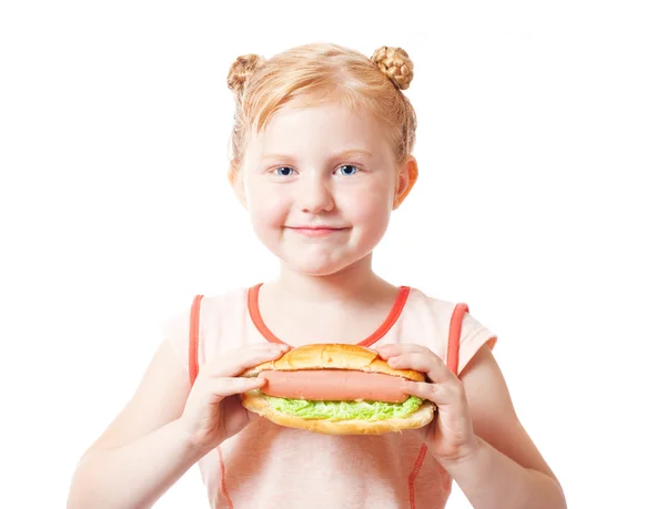 Sosisli sandviç ile küçük kız — Stok fotoğraf