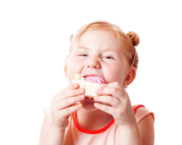 Κορίτσι τρώει τούρτα. απομονώνονται σε λευκό φόντο — Φωτογραφία Αρχείου