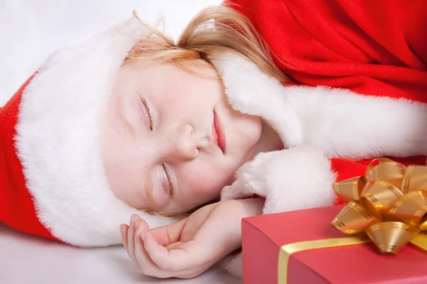 Спящий ребенок в рождественской шляпе — стоковое фото