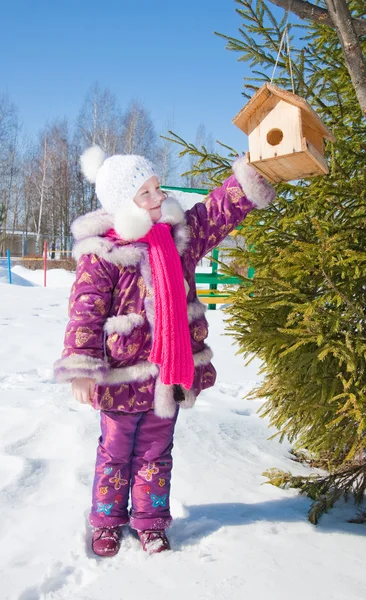 Kleines Mädchen im Winterpark — Stockfoto