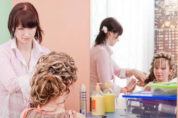Fryzjer damska sprawia, że włosy młoda kobieta — Zdjęcie stockowe