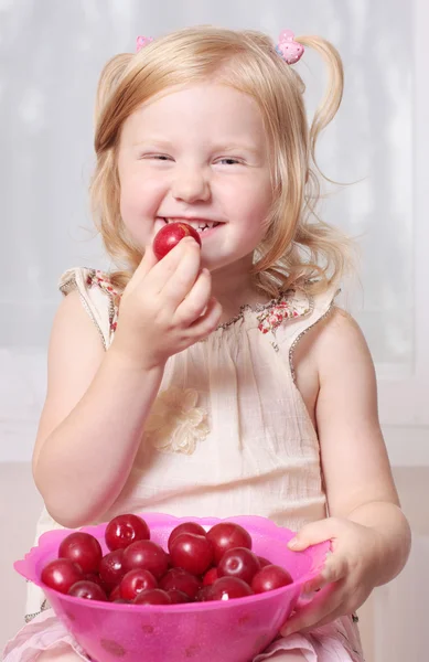 梅を持つ少女 — ストック写真