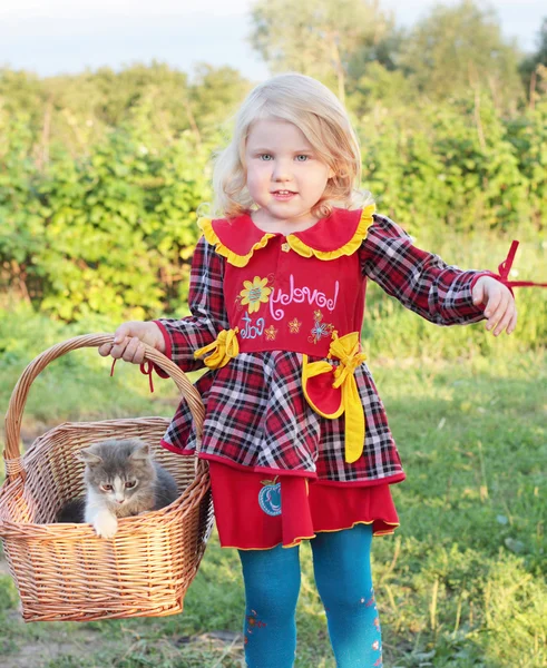 猫と小さな女の子 — ストック写真