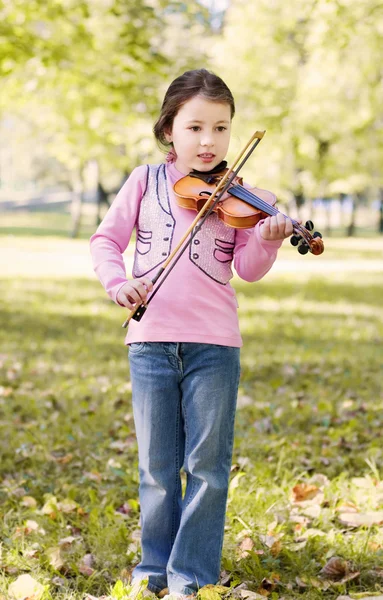 Menina com violino ao ar livre — Fotografia de Stock