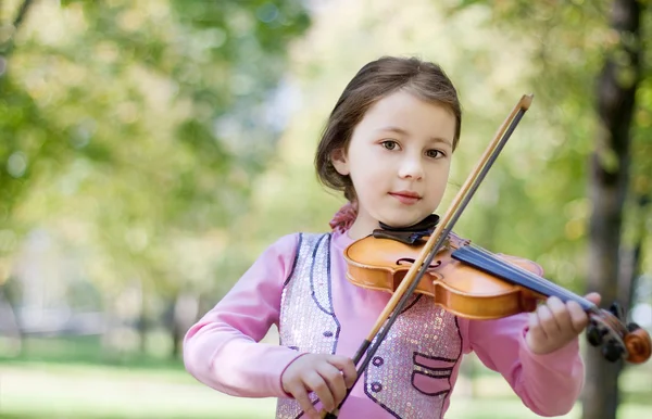 Girl with violin outdoor — Stock Photo, Image