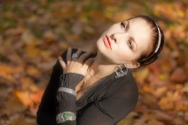 秋の公園の美少女 — ストック写真