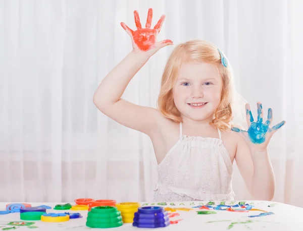 Chica feliz con pinturas de colores listos para las impresiones de mano —  Fotos de Stock