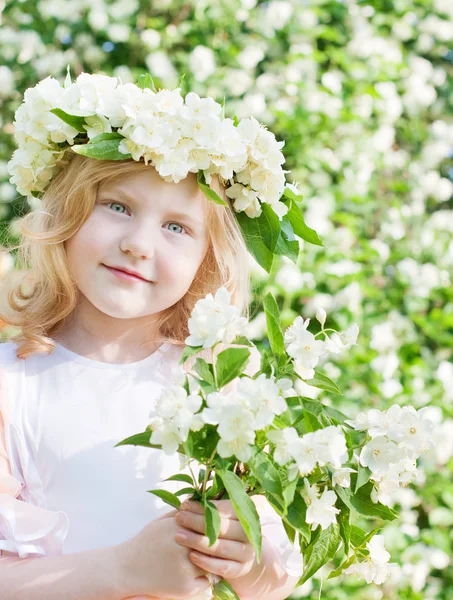 Petite fille avec des fleurs — Photo