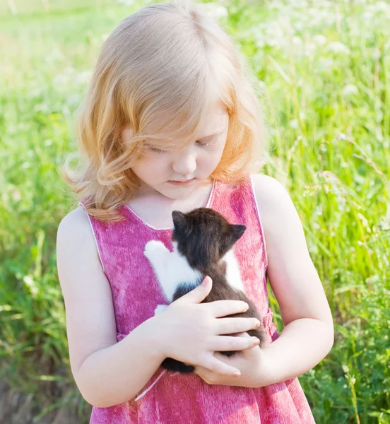 猫と小さな女の子 — ストック写真
