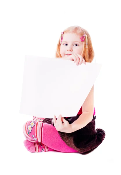 Маленькая девочка держит пустую белую доску — стоковое фото