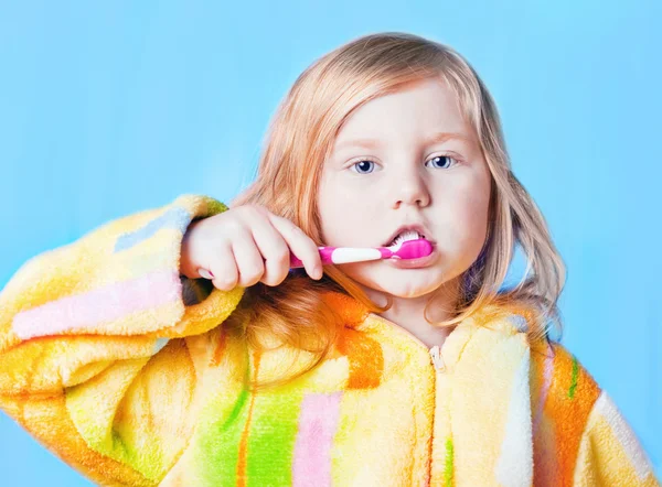 Маленька дівчинка думає під час миття зубів — стокове фото
